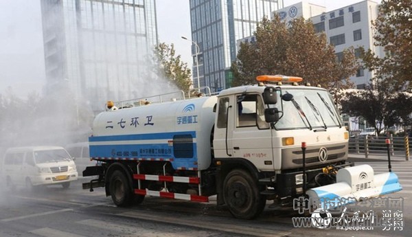 鄭州市大街小巷，灑水車作業(yè)隨處可見。（通訊員楊正華供圖）